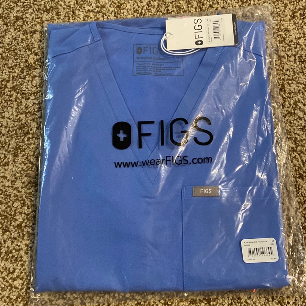 Women’s FIGS - color: ceil blue - size medium - Catarina one pocket scrub top